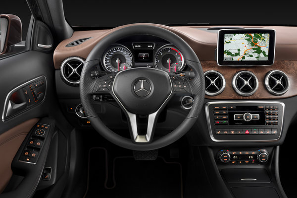 2015 Mercedes-Benz GLA-Class Instrumentation
