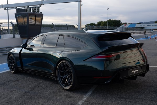 2025 Genesis G90 Wingback