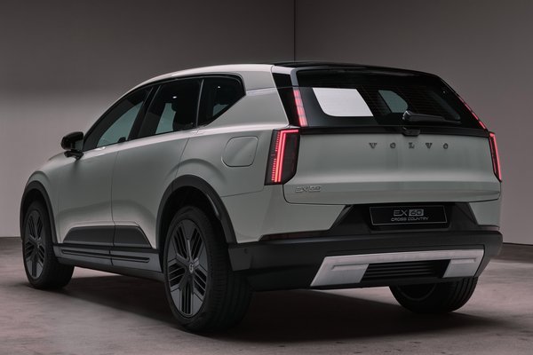 2028 Volvo EX60 Cross Country