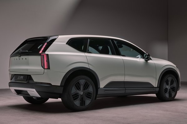 2028 Volvo EX60 Cross Country